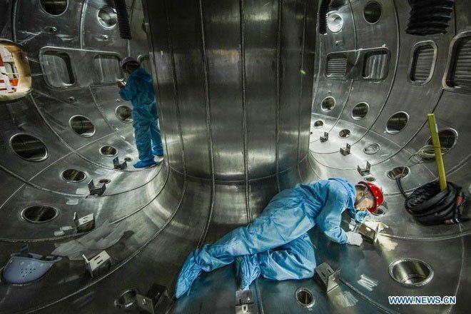 Bên trong thiết kế "bánh vòng" tokamak của lò phản ứng.