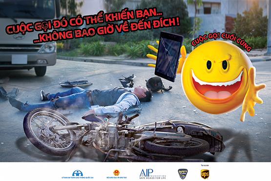 “Mặt cười” nhấn mạnh hậu quả sử dụng điện thoại khi lái xe