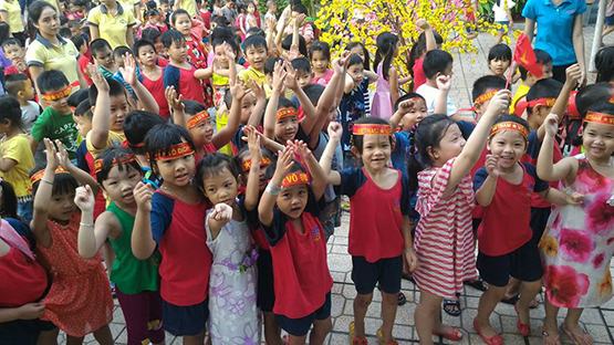 Học sinh xếp hình bản đồ, trái tim cổ vũ đội tuyển U23 Việt Nam