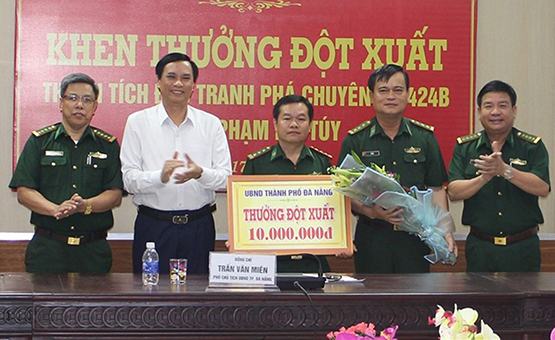 Thưởng nóng lực lượng Bộ đội Biên phòng phá án ma túy