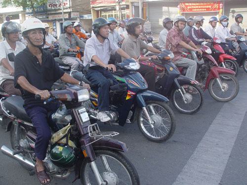 Dừng thu phí bảo trì đường bộ đối với xe máy: Người dân TP.HCM mong sớm thành hiện thực