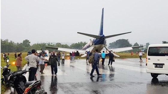 Máy bay chở khách trượt khỏi đường băng ở Indonesia