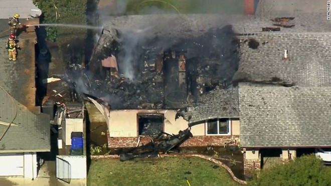 Máy bay đâm xuống nhà dân, phi công thiệt mạng