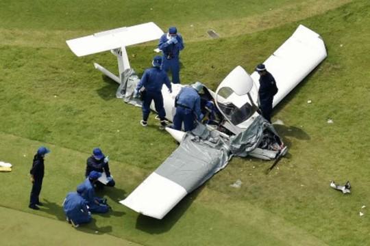 Chiếc máy bay rơi xuống sân golf khiến 2 người tử nạn. Ảnh: ASIA NEWS NETWORK
