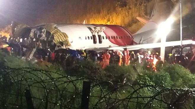 Chiếc máy bay bị trượt khỏi đường băng và lao xuống một con dốc sâu khoảng 10 m /// AFP