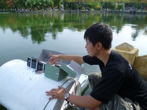 Máy gom rác của cậu học trò