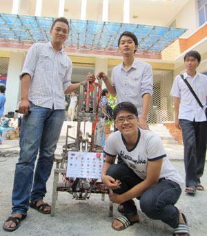 Máy uốn móc áo tự động “made in” sinh viên