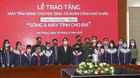 Trao tặng 37.000 máy tính bảng cho học sinh khó khăn