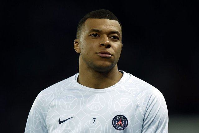 Mbappe bất ngờ lên tiếng về tương lai ở PSG