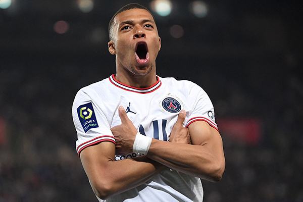 Mẹ đẻ lên tiếng, sáng tỏ vụ Mbappe kí hợp đồng với PSG