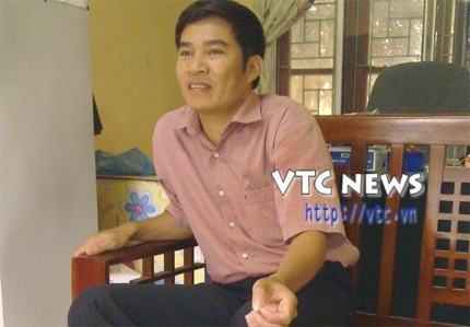 Mẹ nữ sinh đ&aacute;nh, lột &aacute;o bạn sốc v&igrave; h&agrave;nh vi của con