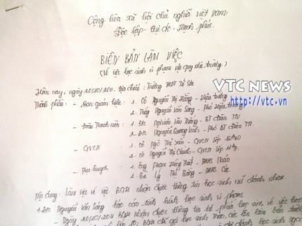 Mẹ nữ sinh đ&aacute;nh, lột &aacute;o bạn sốc v&igrave; h&agrave;nh vi của con