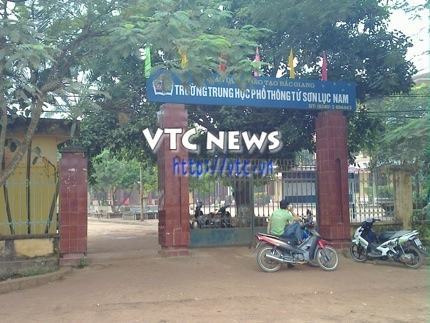 Mẹ nữ sinh đ&aacute;nh, lột &aacute;o bạn sốc v&igrave; h&agrave;nh vi của con