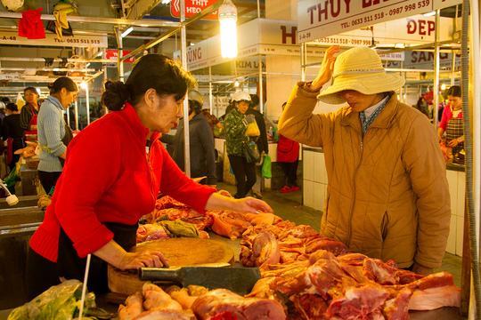 
Nếu thịt tươi thì bề mặt khô mịn, không bị nhớt, khối thịt rắn chắc, có độ đàn hồi cao.
