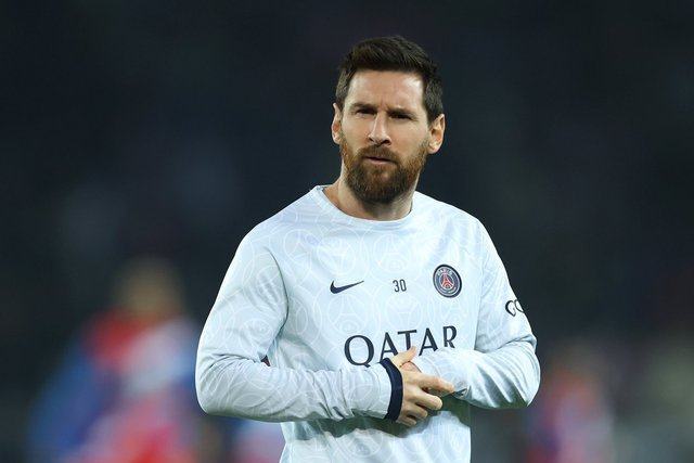 Messi đàm phán gia hạn với PSG giữa sự chỉ trích