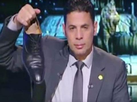 Hasasin phẫn nộ tháo giày ngay trên truyền hình