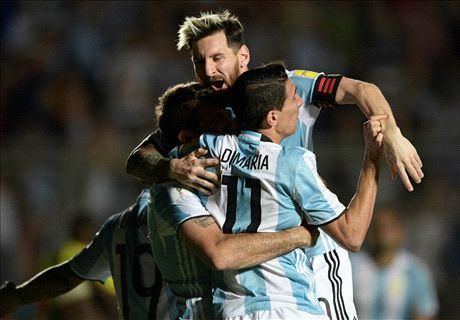 Messi lập siêu phẩm sút phạt, giải cứu Argentina