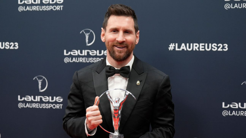 Messi nhận giải thưởng đặc biệt, PSG xóa bớt án treo giò