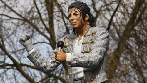 Tượng Michael Jackson bị dời đi sau phim tố cáo xâm hại trẻ em