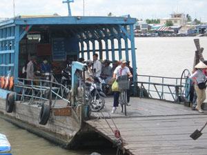 Miễn giảm 50% phí qua đò cho học sinh, sinh viên