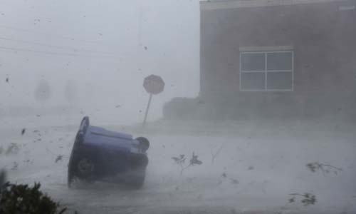 Gió mạnh thổi bay đồ vật trên đường khi bão Michael tấn công thành phố Panama City, bang Florida. Ảnh: AFP.