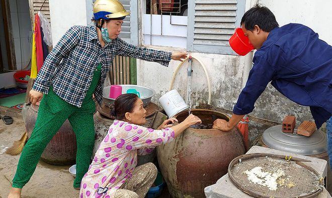 Người dân xã Tân Hào, H.Giồng Trôm (Bến Tre) sử dụng nước ngọt với giá 51.500 đồng/m3 hết sức tiết kiệm  /// ẢNH: BẮC BÌNH