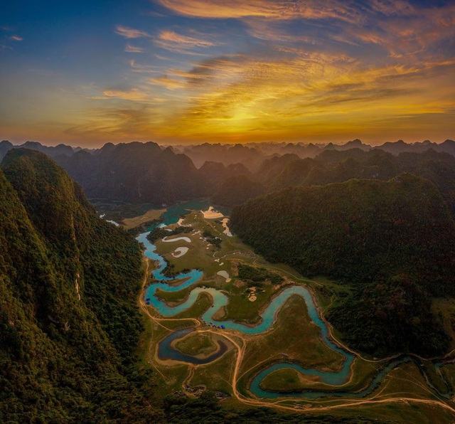 Miền thảo nguyên xanh đẹp tựa “tiên cảnh” cách Hà Nội chỉ hơn 100km