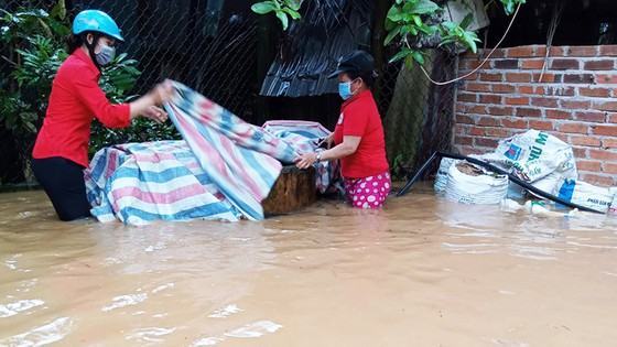 Miền Trung: Hàng ngàn nhà dân bị ngập lụt, sạt lở nhiều nơi ảnh 1