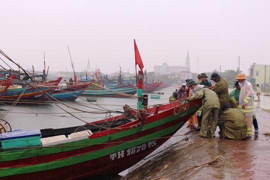 Miền Trung hối hả ứng phó siêu bão - Ảnh 11.