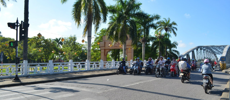 Giữa mùa đông nhưng người dân Huế khi dừng trước đèn đỏ phải chọn bóng râm để tránh nắng - Ảnh: Gia Hưng