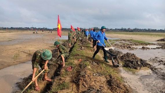 Quảng Trị huy động lực lượng khơi thông kênh mương nội đồng  bị vùi lấp sau bão lũ. Ảnh: VĂN THẮNG