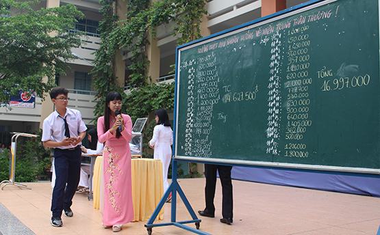 Hàng ngàn học sinh hướng về miền Trung