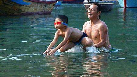 Minh Khang sợ hãi vì phải chăm sóc 4 bé