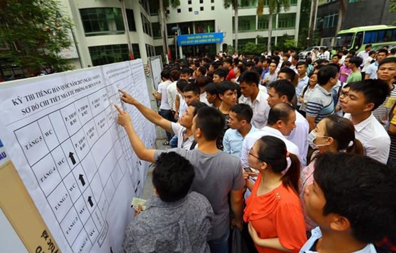 Người lao động tham gia kỳ thi tiếng Hàn để sang Hàn Quốc làm việc. (Ảnh: Anh Tuấn/TTXVN)