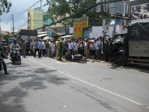 Mở cửa xe tải bất ngờ khiến 1 người chết