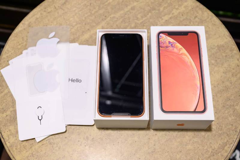 Mở hộp iPhone XR đầu tiên về Việt Nam