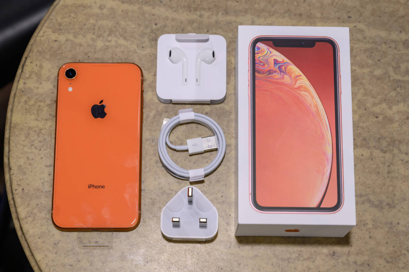 Mở hộp iPhone XR đầu tiên về Việt Nam