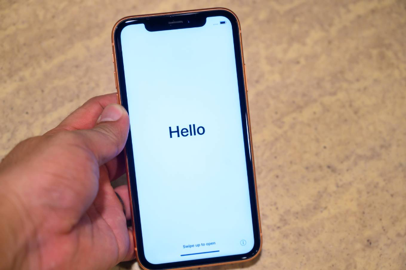 Mở hộp iPhone XR đầu tiên về Việt Nam