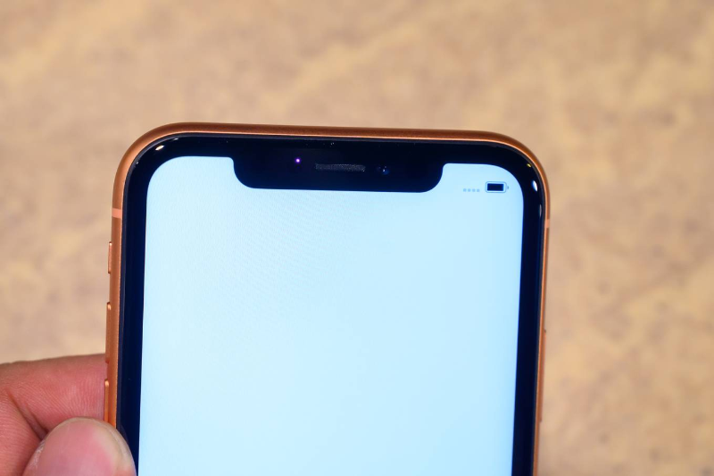 Mở hộp iPhone XR đầu tiên về Việt Nam