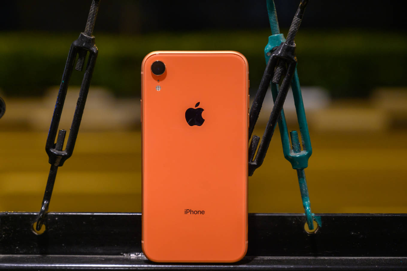 Mở hộp iPhone XR đầu tiên về Việt Nam