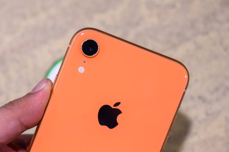 Mở hộp iPhone XR đầu tiên về Việt Nam