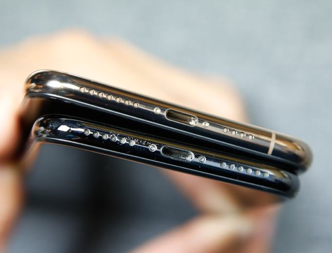 Mở hộp iPhone Xs Max đầu tiên tại Việt Nam