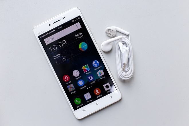 Mở hộp smartphone Android RAM 4 GB giá 7,5 triệu đồng