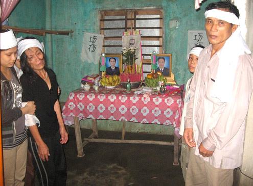 Mòn mỏi ngóng chồng, con mất tích sau lũ