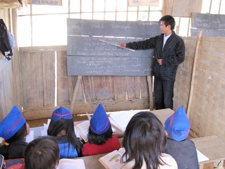 “Mong có lương tháng 13 để sắm Tết”