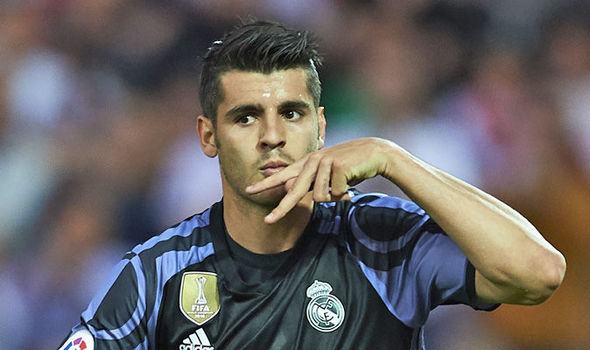 Morata chờ ra mắt Chelsea, Mourinho làm gì trước khi MU thua?