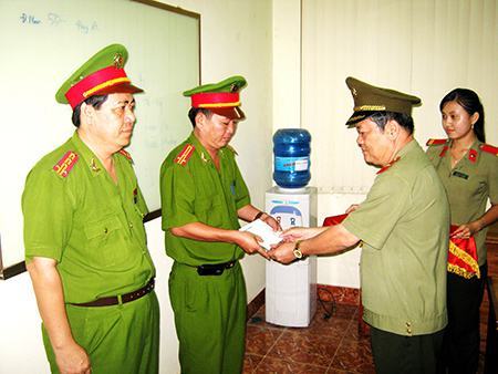 Cuop-2: Thiếu tướng Dương Thái Nguyên, GĐ Sở Công an An Giang trao thưởng cho đại diện PC45 Công an An Giang và Công an TP Long Xuyên. 