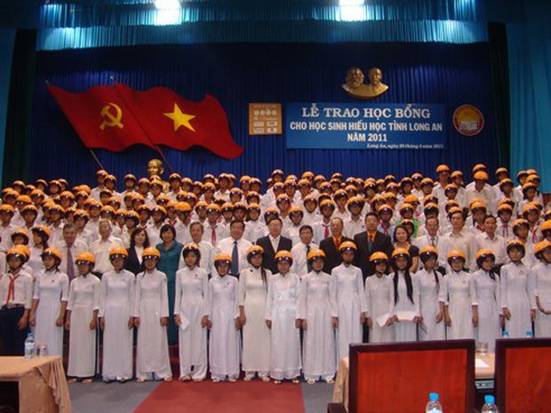 Một doanh nghiệp sơn trao 300 suất học bổng khuyến học