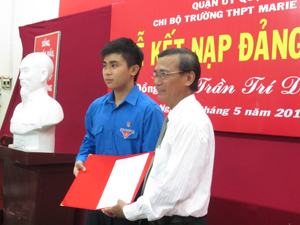 Một học sinh được kết nạp Đảng