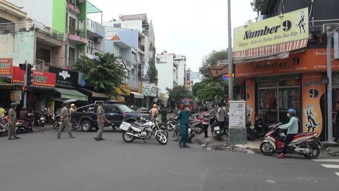 Một phụ nữ bịt mặt cướp chi nhánh ngân hàng ở Sài Gòn, lấy đi 2 tỷ đồng - ảnh 1